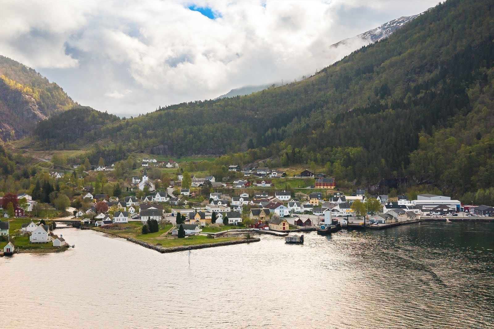 Nærområdet i Jondal sentrum (med ferjekai) Galleribilde