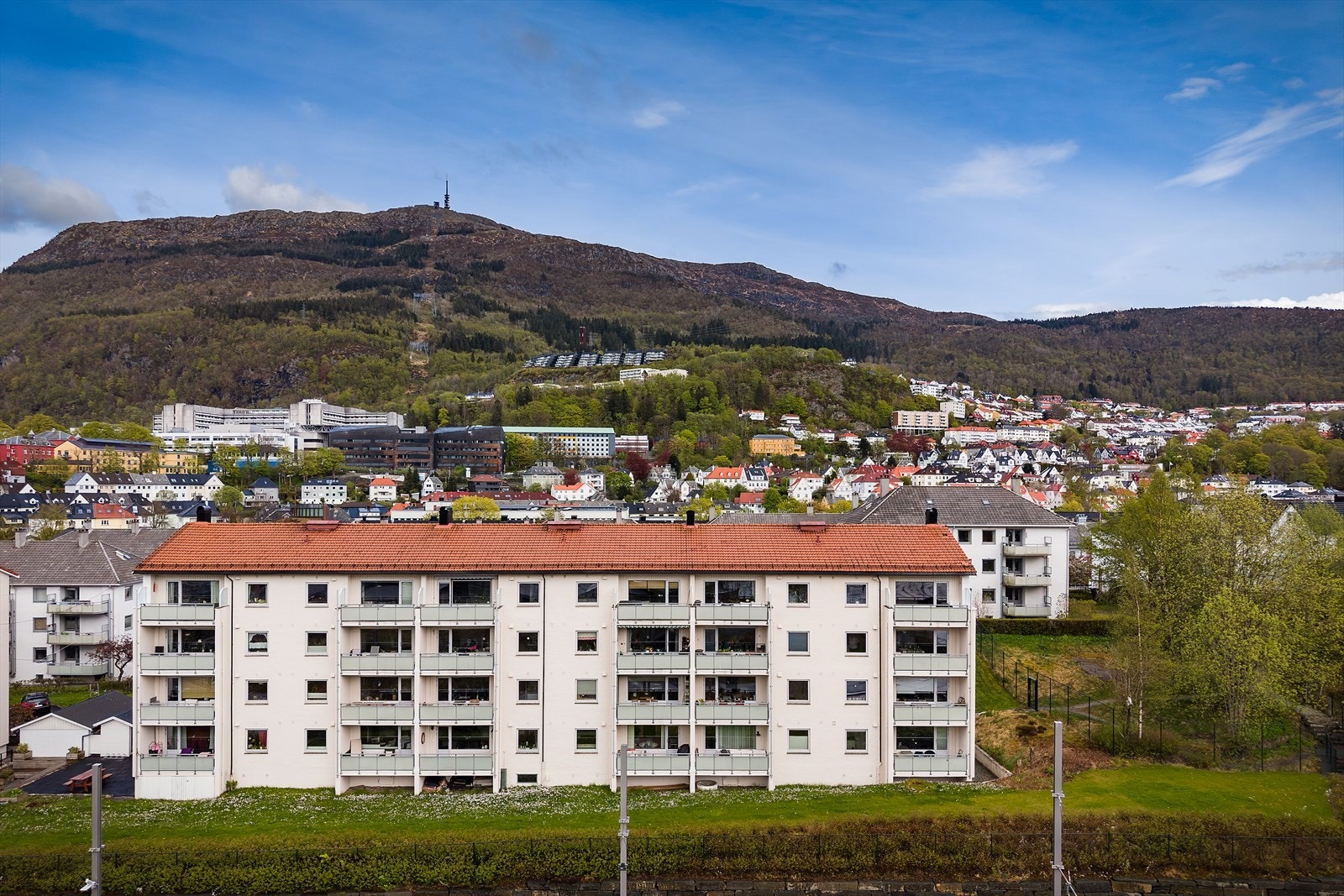 - Er man av den turglade har denne leiligheten perfekt beliggenhet. Det er kort vei til Landåsfjellet, Nattlandsfjellet og Ulriken - Galleribilde