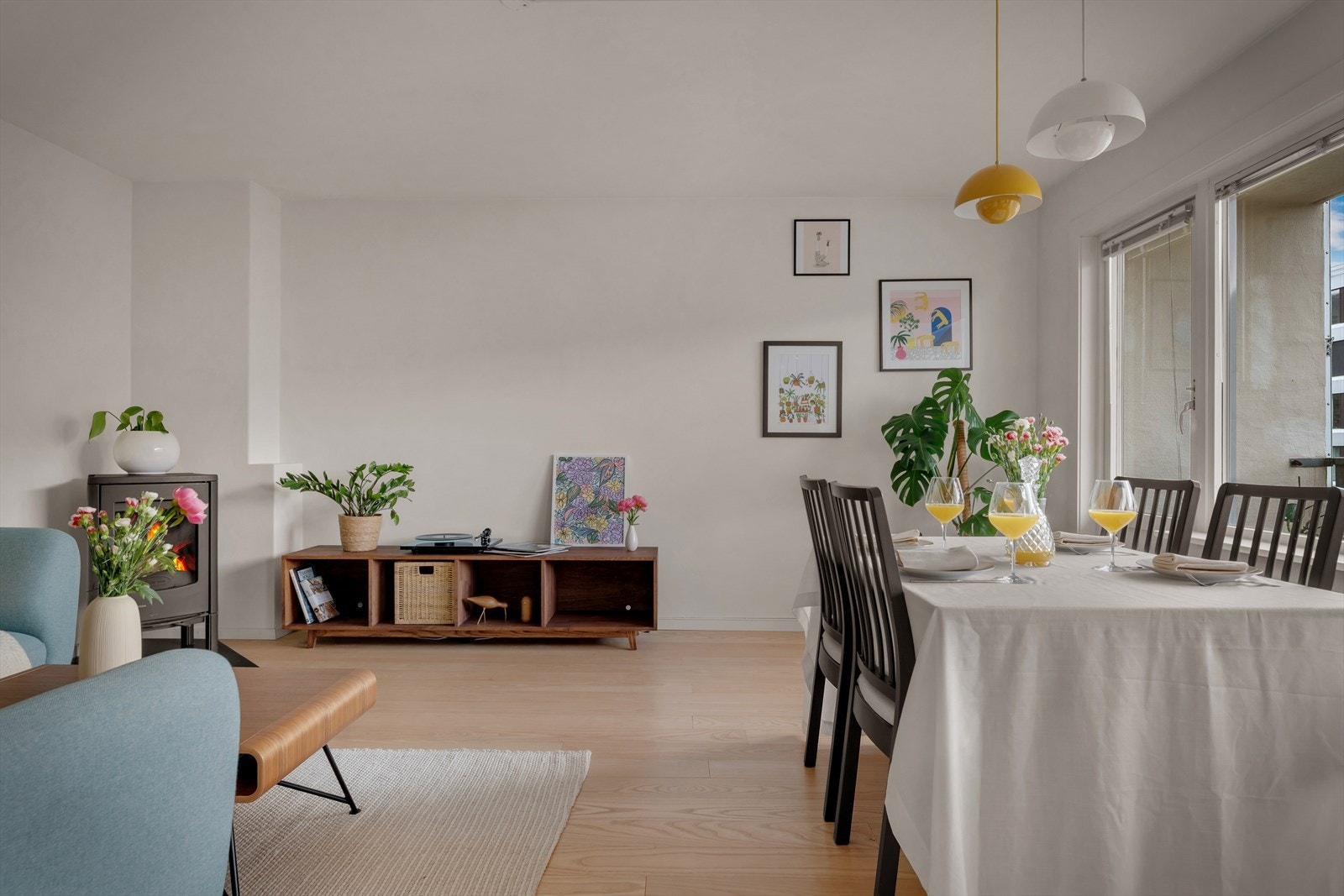 - Stue/kjøkken måler til sammen 27,9 m² - Galleribilde
