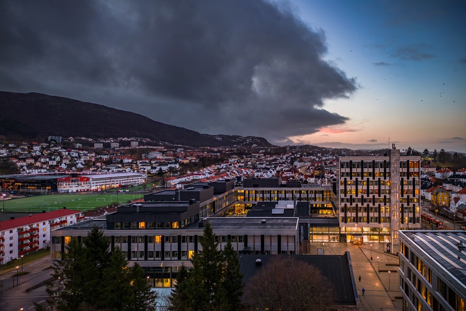 - Det er også kort vei til Brann stadion, og flere koselige kafeer som Godt brød og Albatrossen - Galleribilde