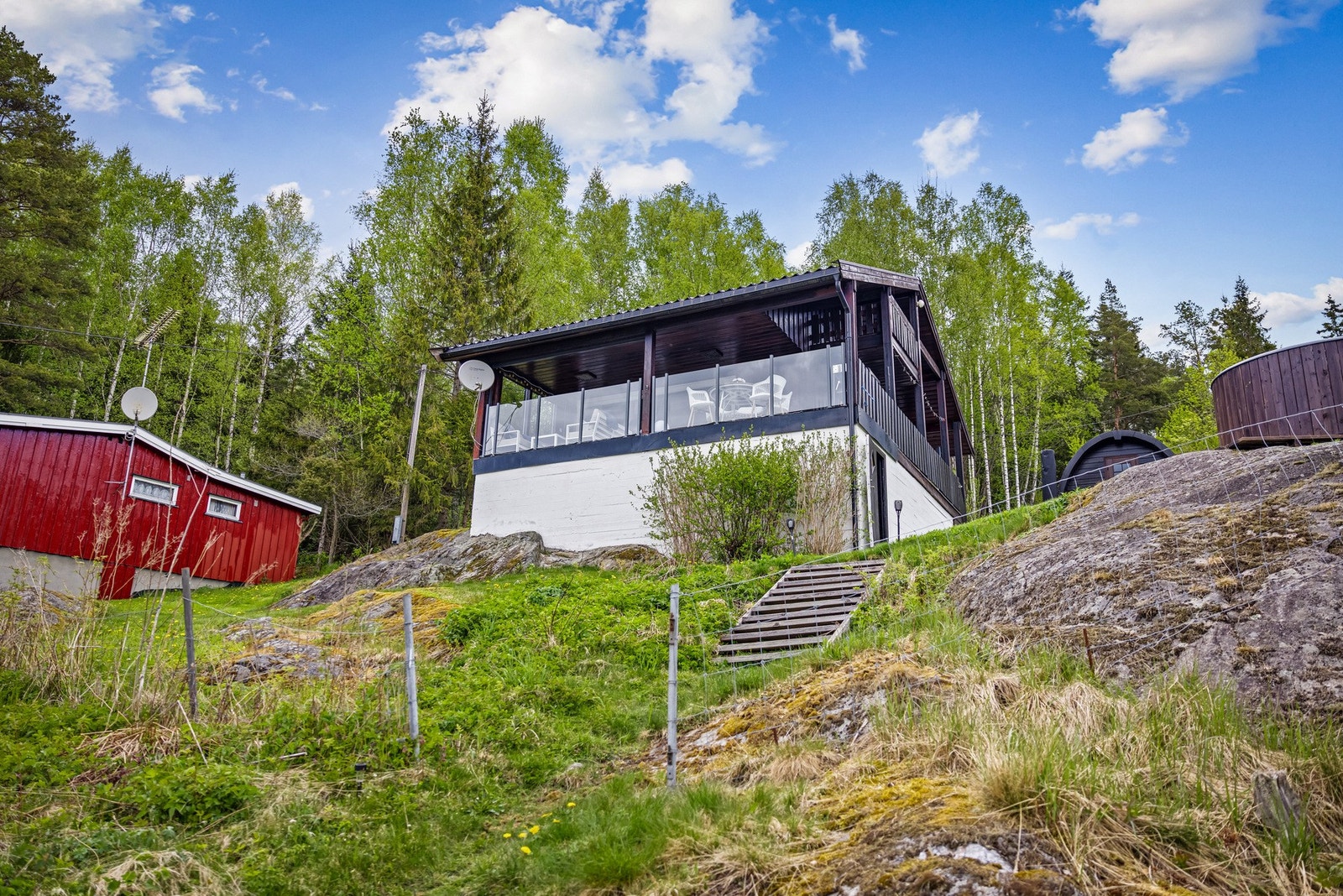 Hytta ligger usjenert og stille til, kun ca. 60 meter fra vannkanten. Galleribilde