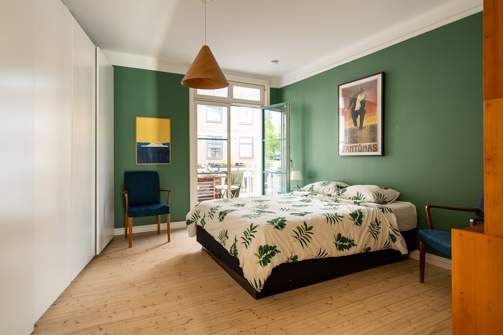 Romslig soverom med god plass til dobbeltseng og utgang til egen, østvendt balkong. Galleribilde