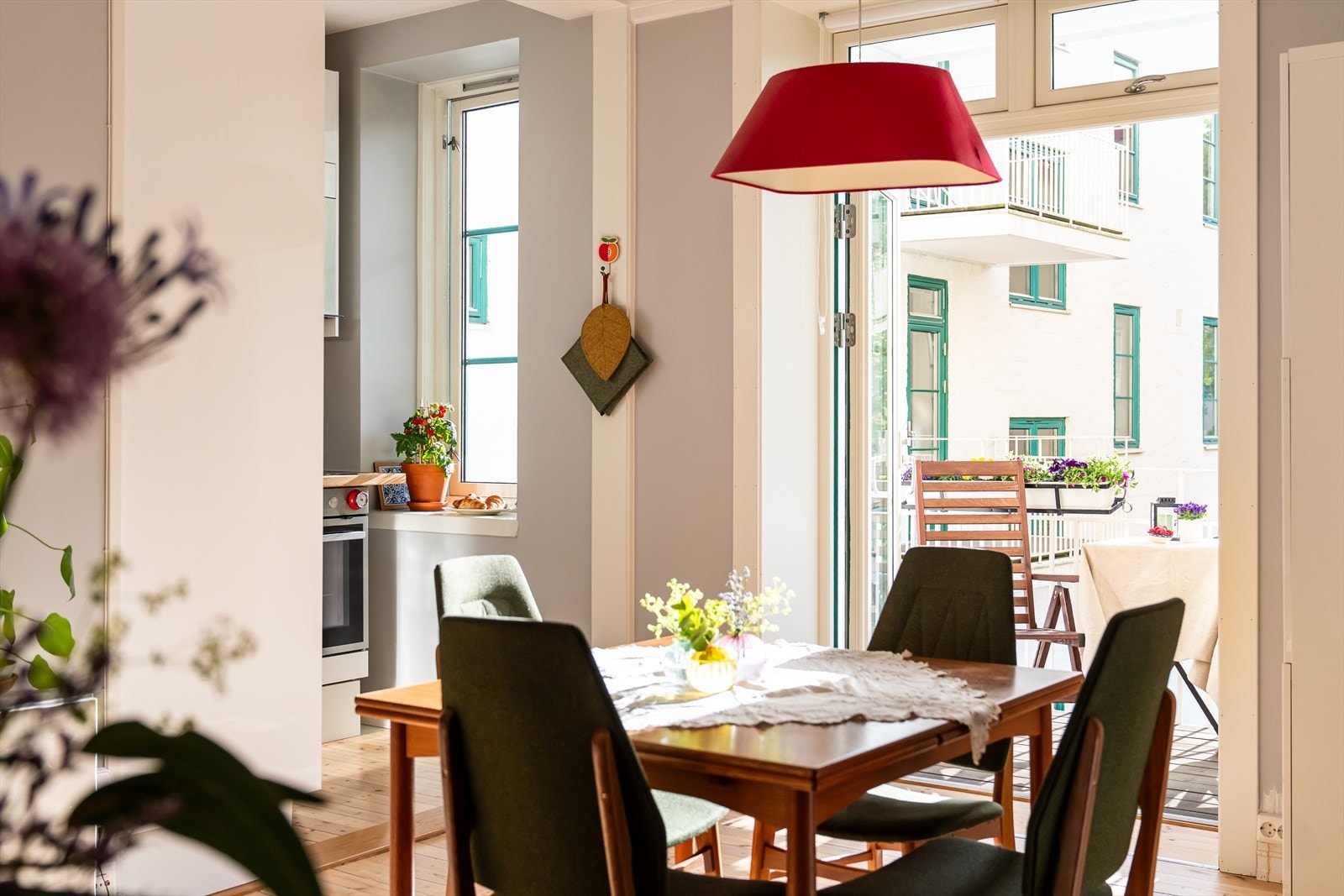 Stuen har plass til både spisebord og sofagruppe. Galleribilde