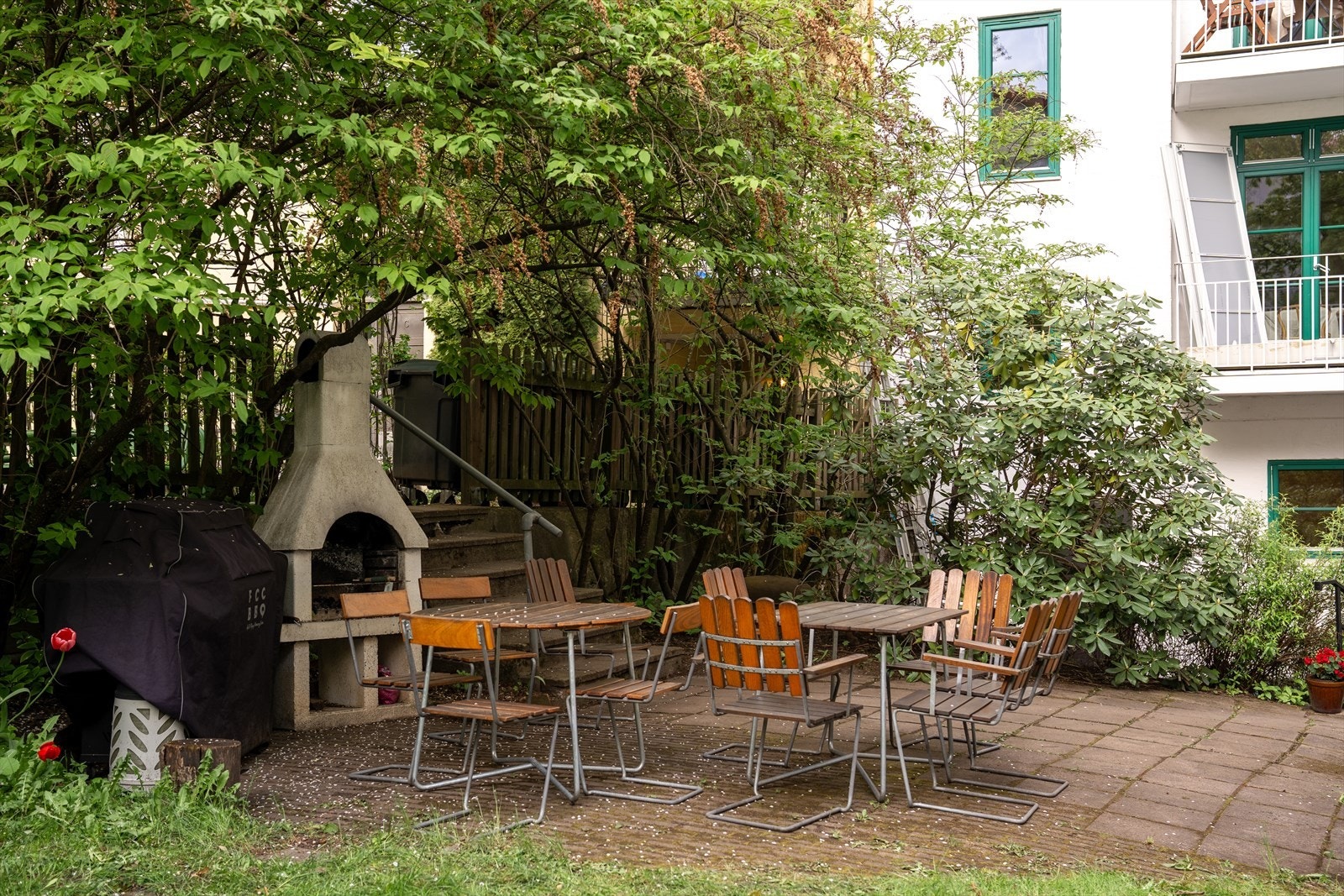 I bakgården finnes også en felles utepeis for grilling og sosiale sammenkomster. Galleribilde