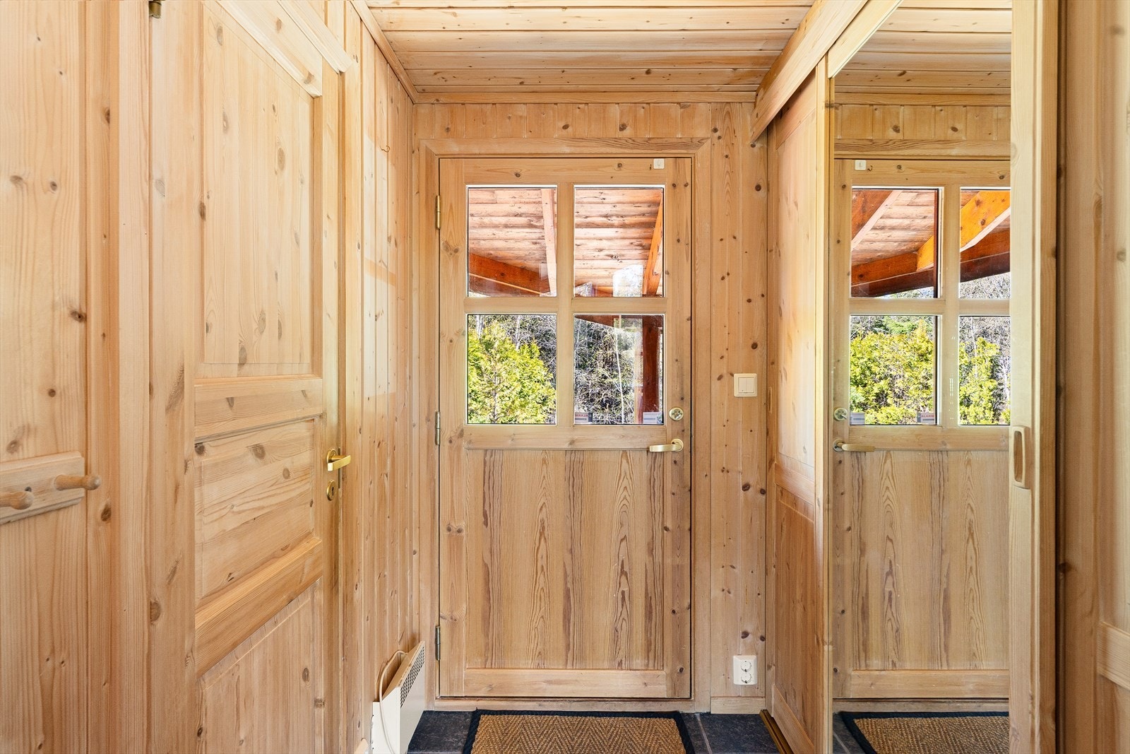 Entré med plass til yttertøy. Herfra er det tilgang til en innvendig bod. Galleribilde