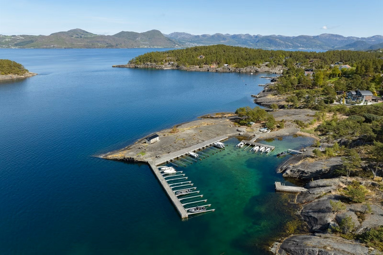 Idyllisk område ved sjøen - Gangavstand Galleribilde