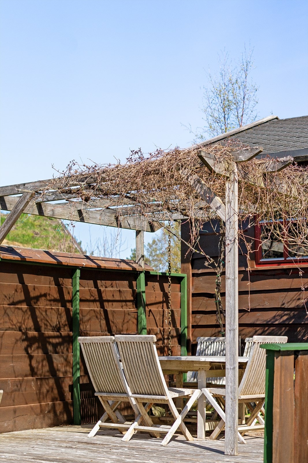 En av uteplassene har pergola som skaper en lun og hyggelig sone. Galleribilde