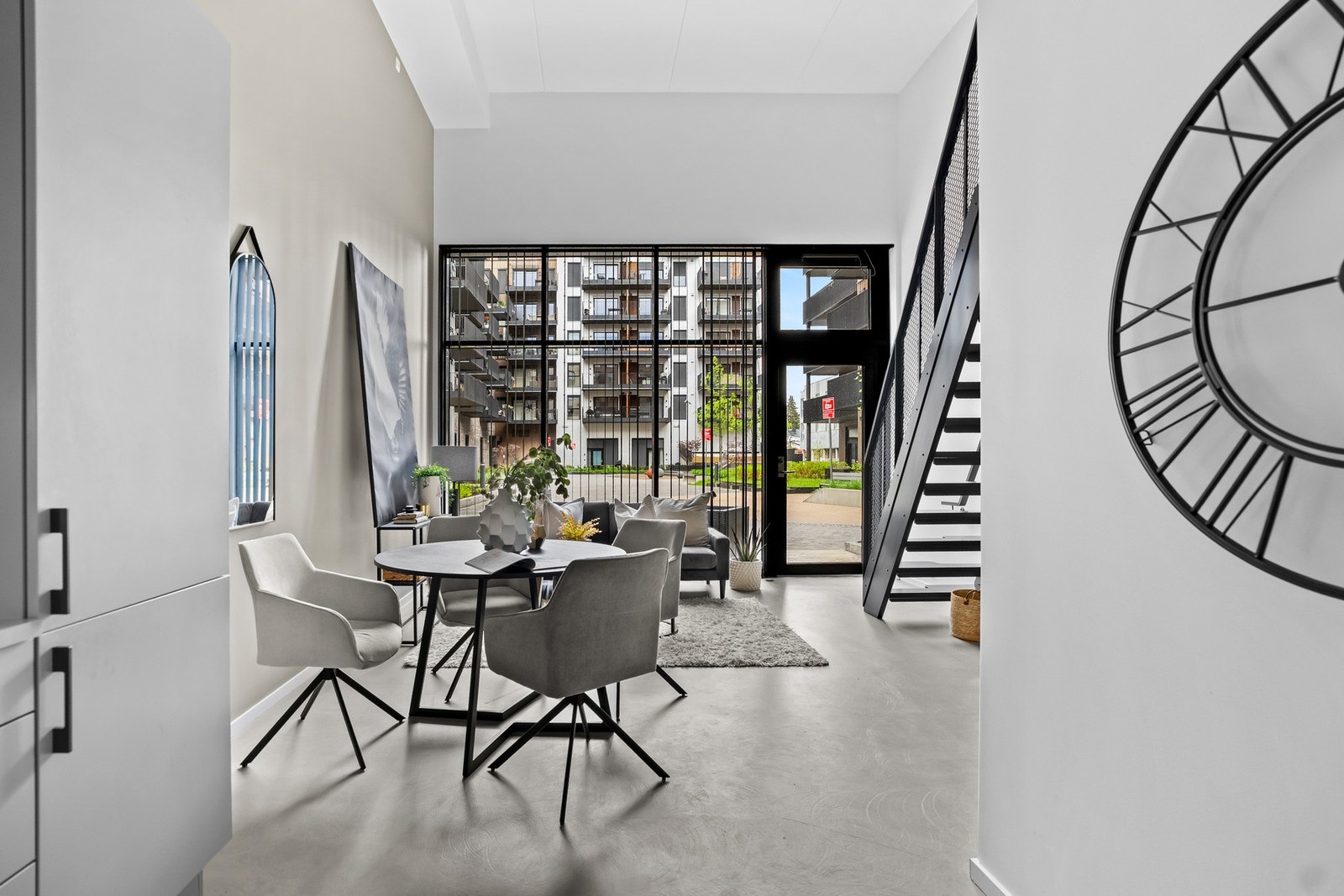 Store vindusflater slipper inn rikelig med naturlig lys og gir gode lysforhold gjennom dagen. Galleribilde