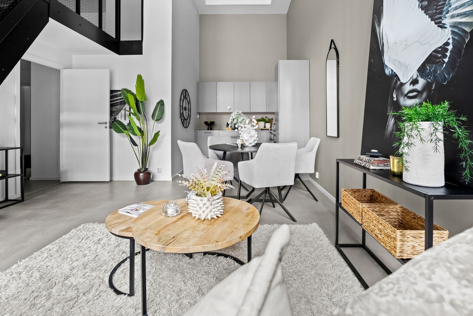 Stuen har god plass til både sofagruppe og spisebord. Galleribilde