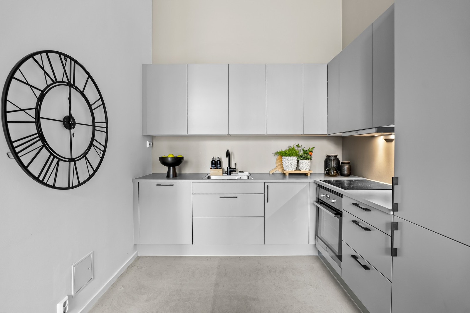 HTH-kjøkkeninnredning fra 2021 med glatte fronter, laminat benkeplate med planlimt kum i rustfritt stål og ventilator. Induksjonstopp, stekeovn, oppvaskmaskin og kjøl/frys er integrert i innredningen. Automatisk vannstopper og komfyrvakt er montert. Galleribilde