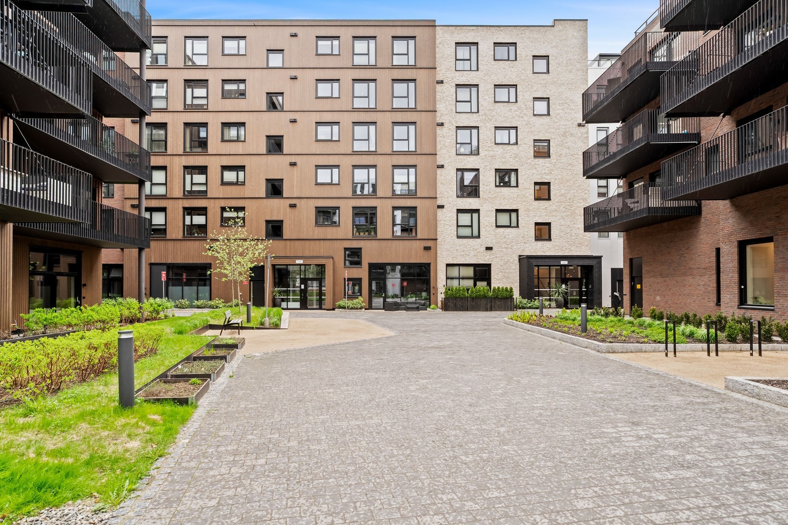 Torvgata 15C ligger svært sentralt men rolig til i overgangen mellom Lillestrøm sentrum og hagebyen rundt Volla. Her får man tilgang til "alt", og det er gangavstand til alt fra tog og buss til butikker og restauranter. Galleribilde