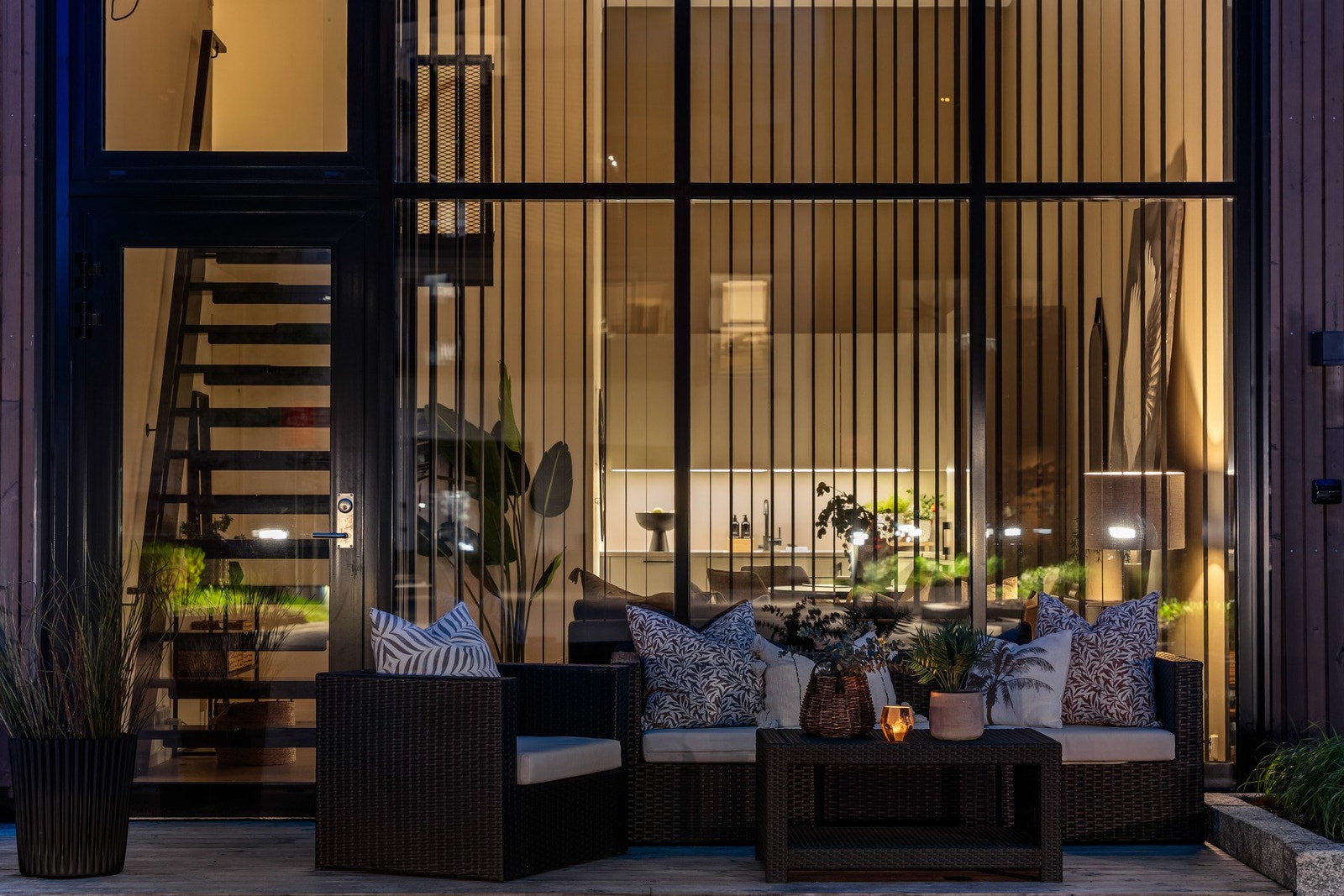 Terrasseplattingen på kveldstid. Galleribilde