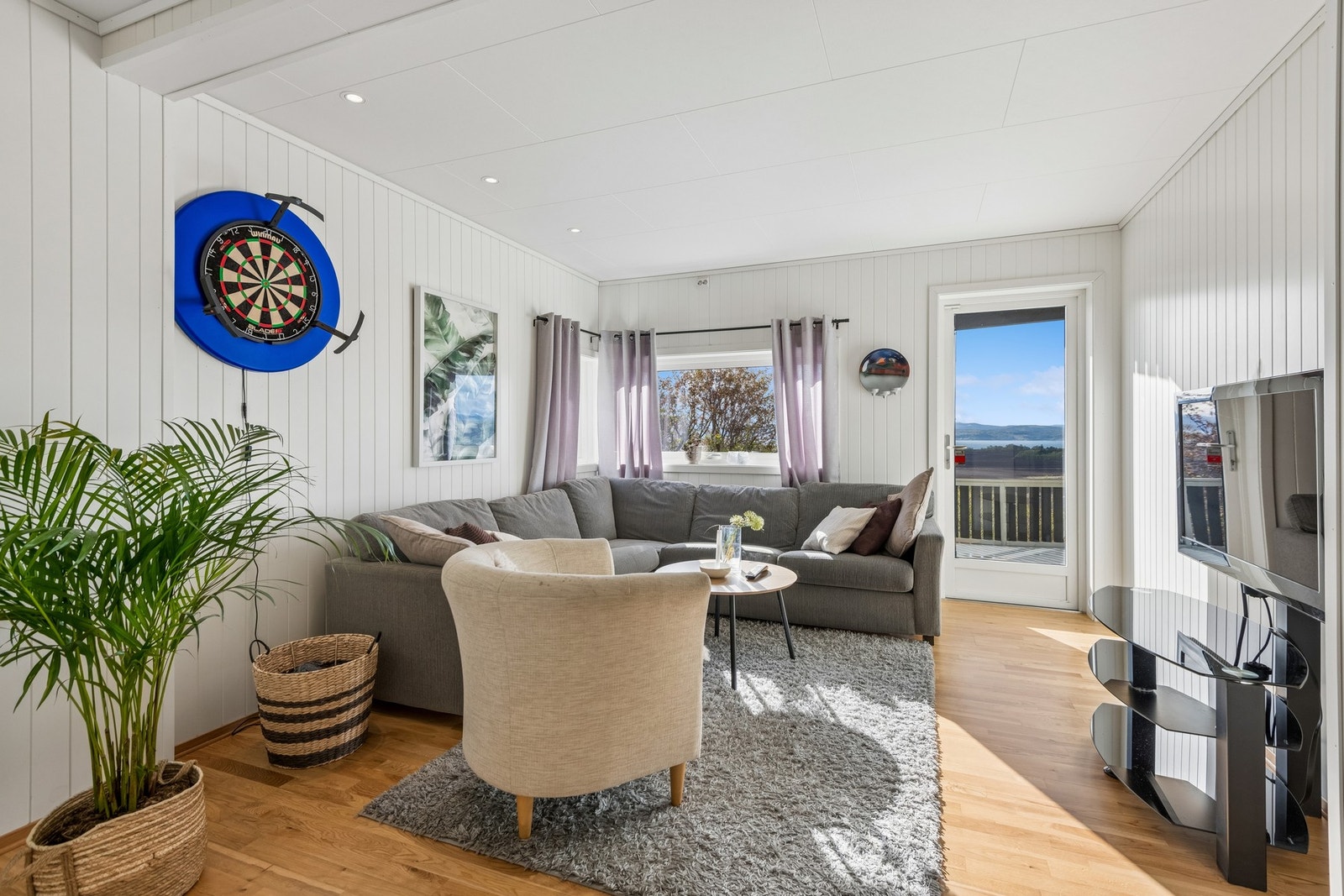 Kjellerstue med utgang til stor terrasse Galleribilde