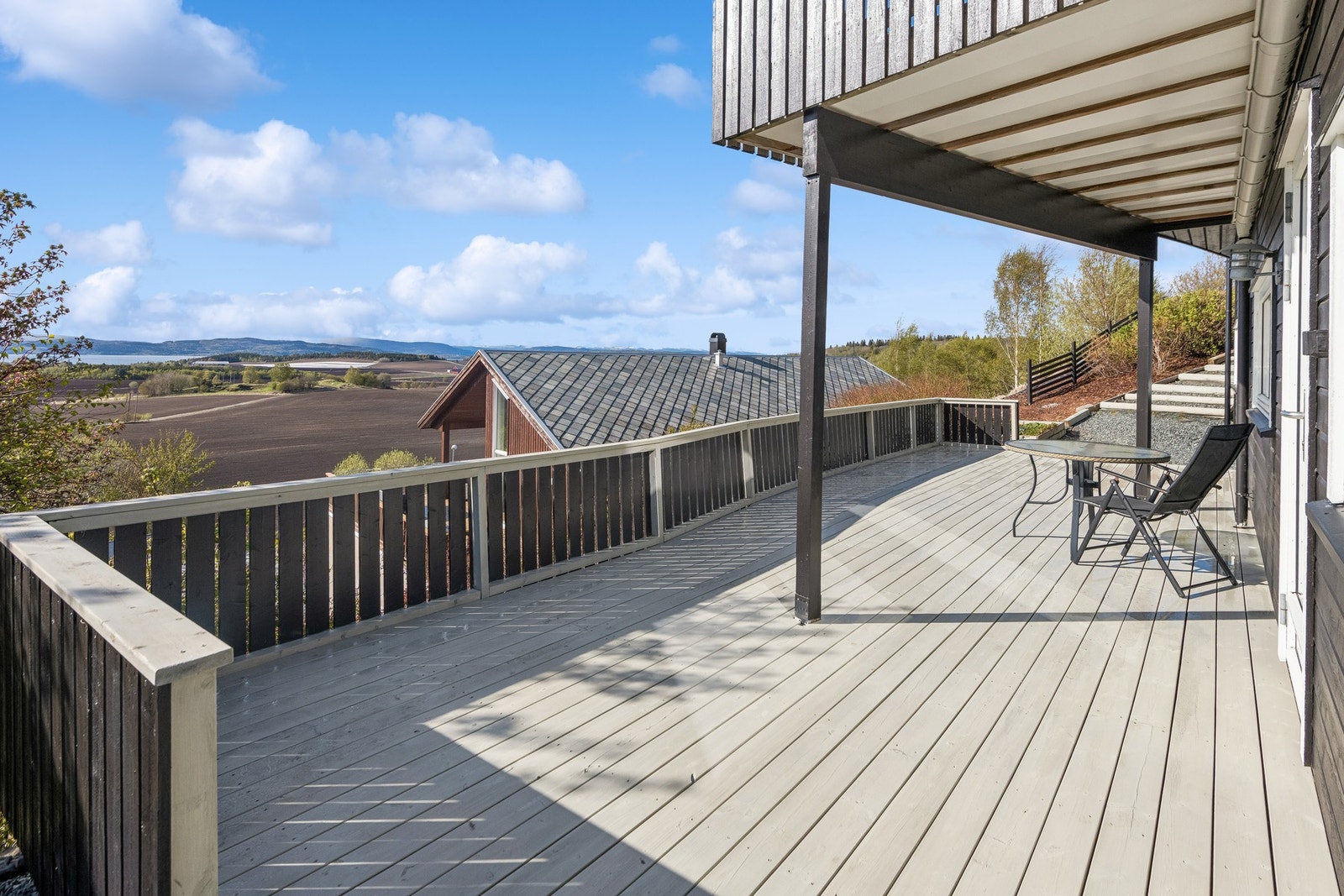 Terrasse med adkomst fra kjellerstue Galleribilde