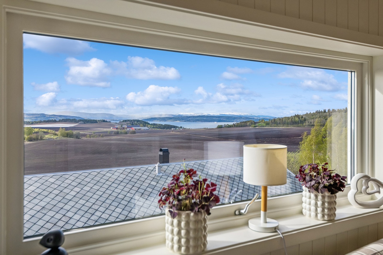 Eiendommen ligger høyt i terrenget og kan by på fantastisk utsikt over Nesset og Trondheimsfjorden Galleribilde