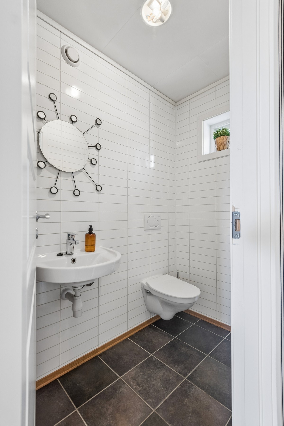Toalett på hovedplan med vegghengt wc. Galleribilde