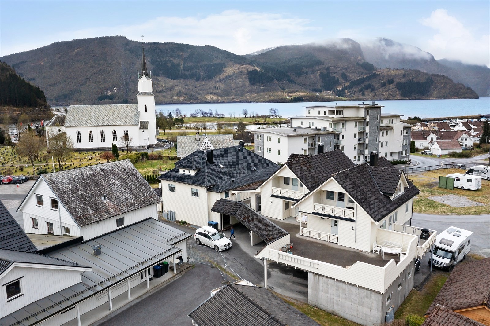 Postgården har sentral beliggenhet i Naustdal med gangavstand til butikk, skole, barnehage og Sanden. Galleribilde