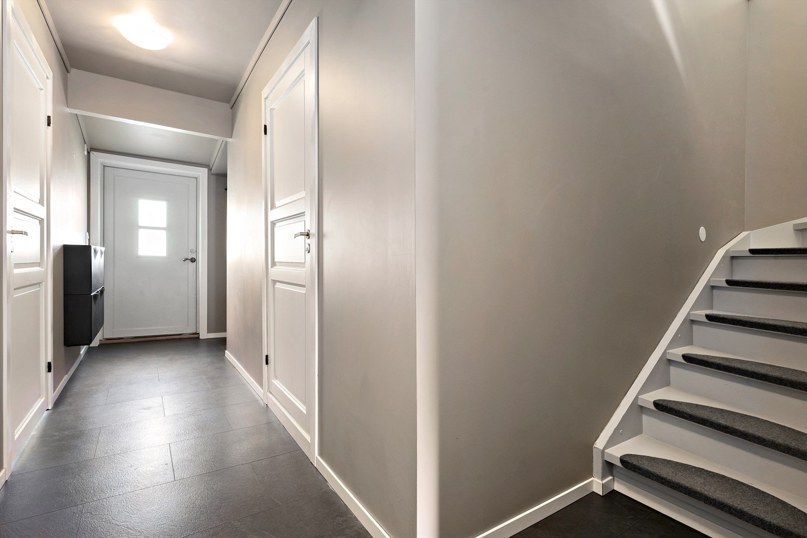 Romslig gang med trapp til loftsetasjen. Galleribilde