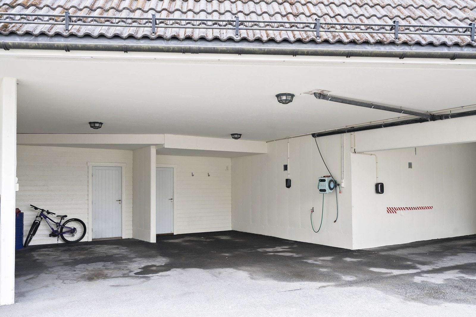 Carport med lader for elbil. I enden av carporten er det en sportsbod på 6 kvm. Galleribilde