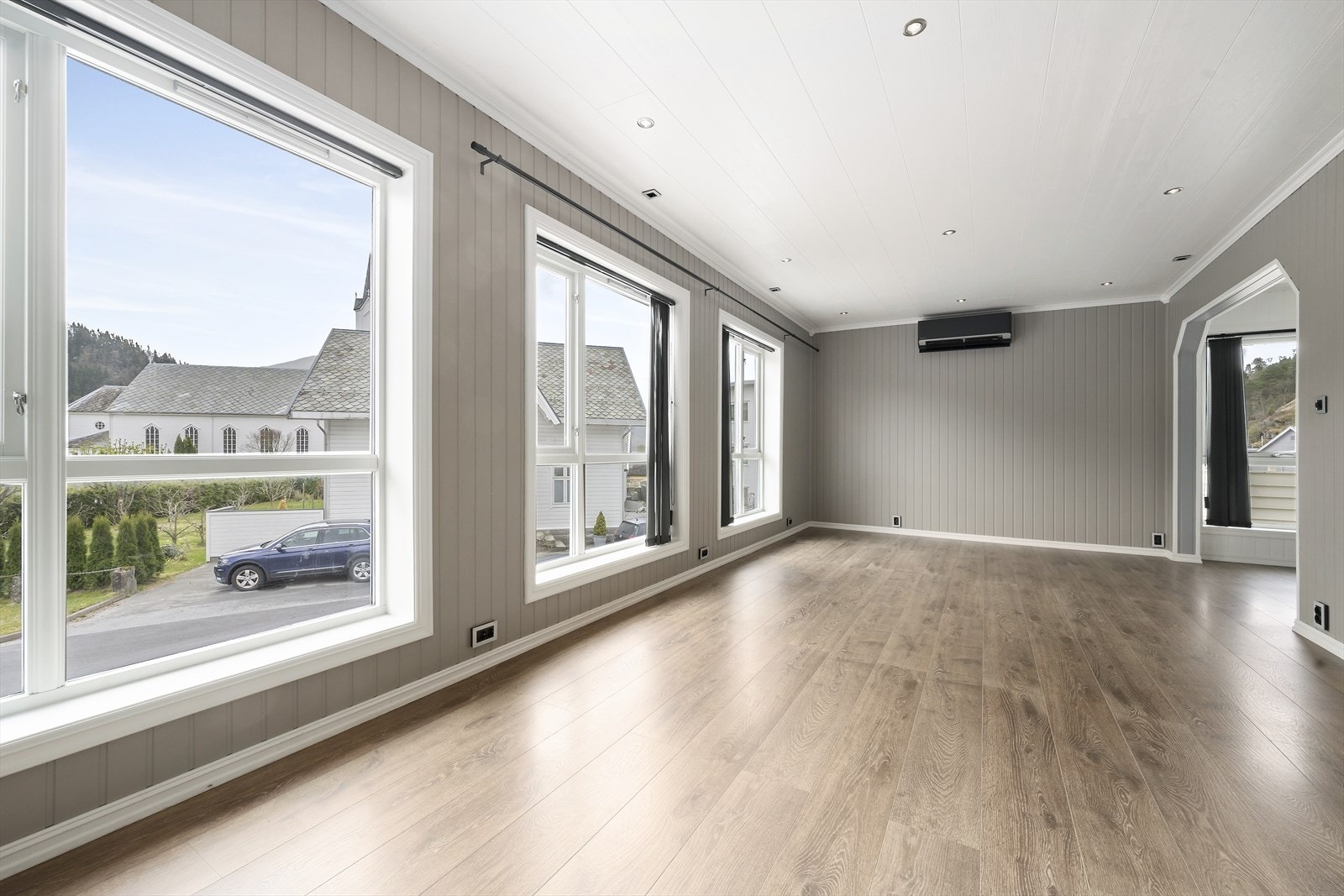 Leiligheten går over to etasjer og inneholder stue, kjøkken, bad/vaskerom, gang, 3 soverom og bod.
Carport med tilhørende sportsbod. Galleribilde