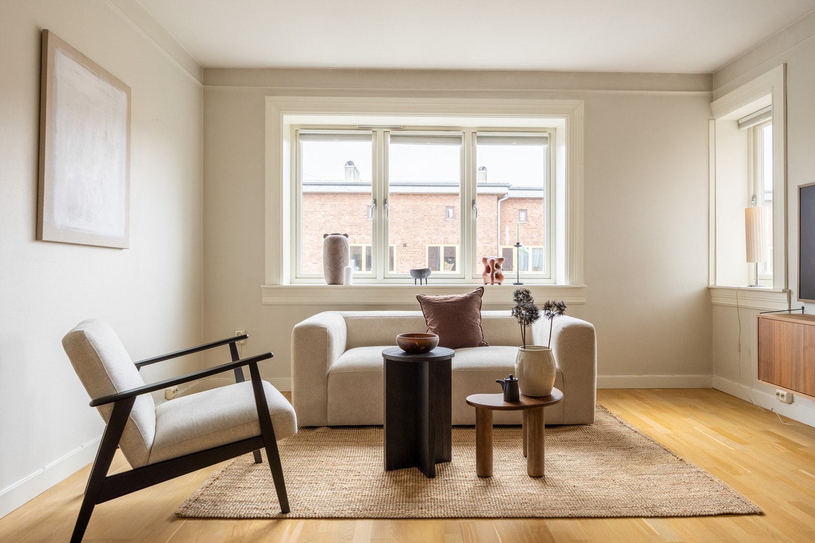 Store vindusflater fra 2021 som slipper inn mye naturlig lys. Galleribilde