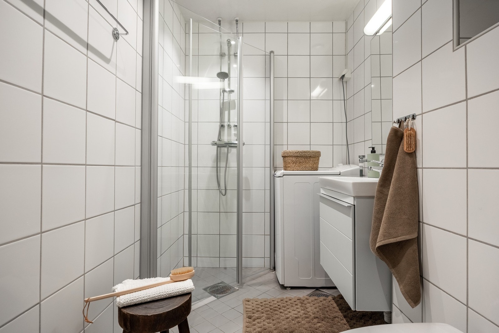 Pent baderom med fliser på vegger og slette overflater i himlingen. Galleribilde