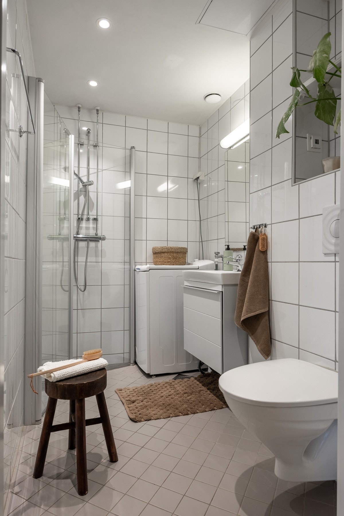 Vaskemaskinen som står på badet i dag medfølger salget. Galleribilde