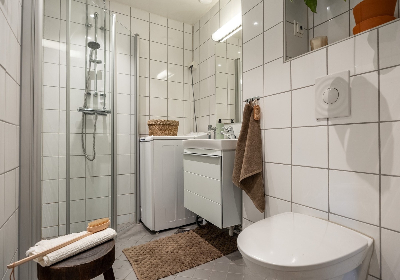 Badet har plass, og opplegg for vaskemaskin. Galleribilde