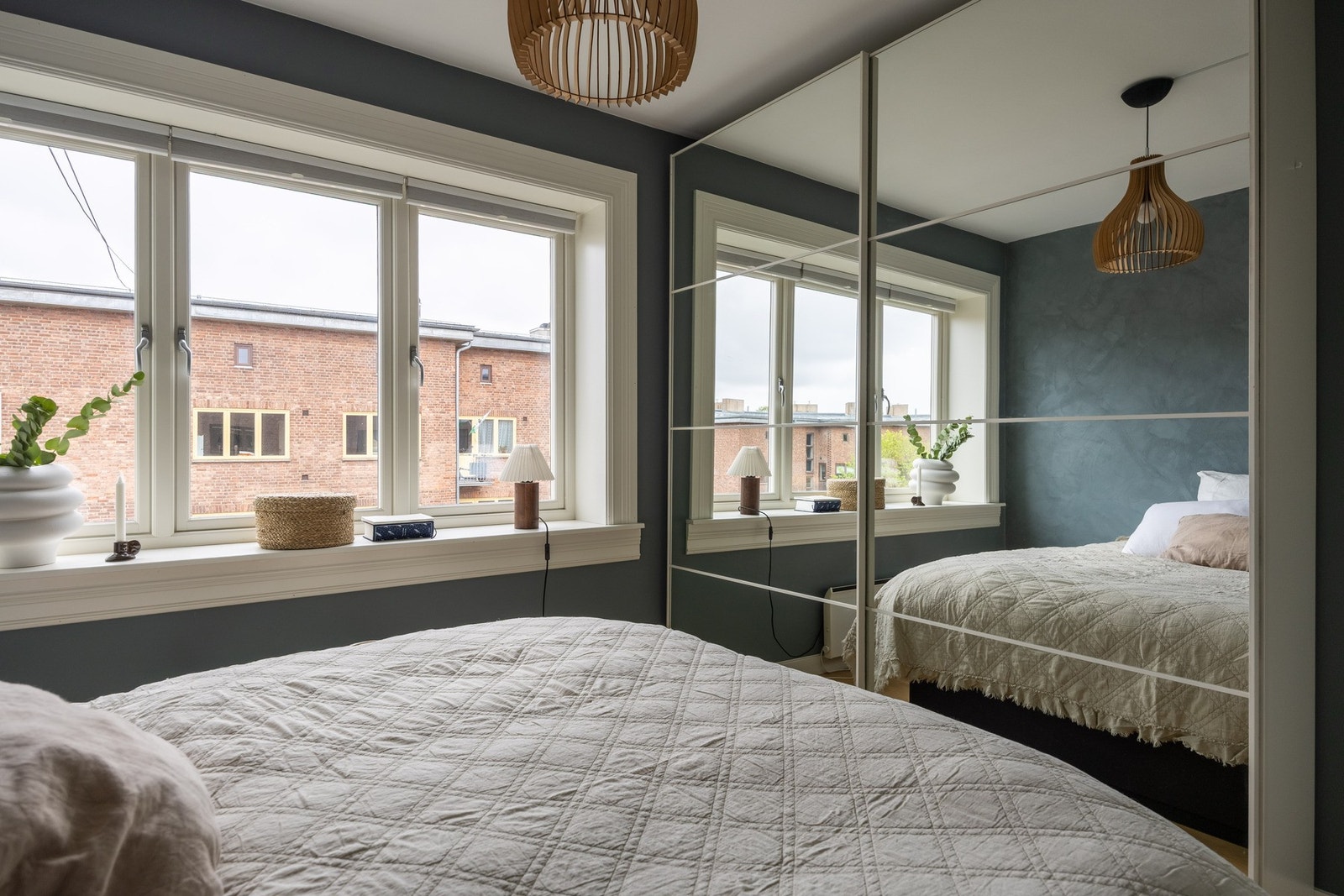 Innredet med romslig garderobeløsning. Galleribilde