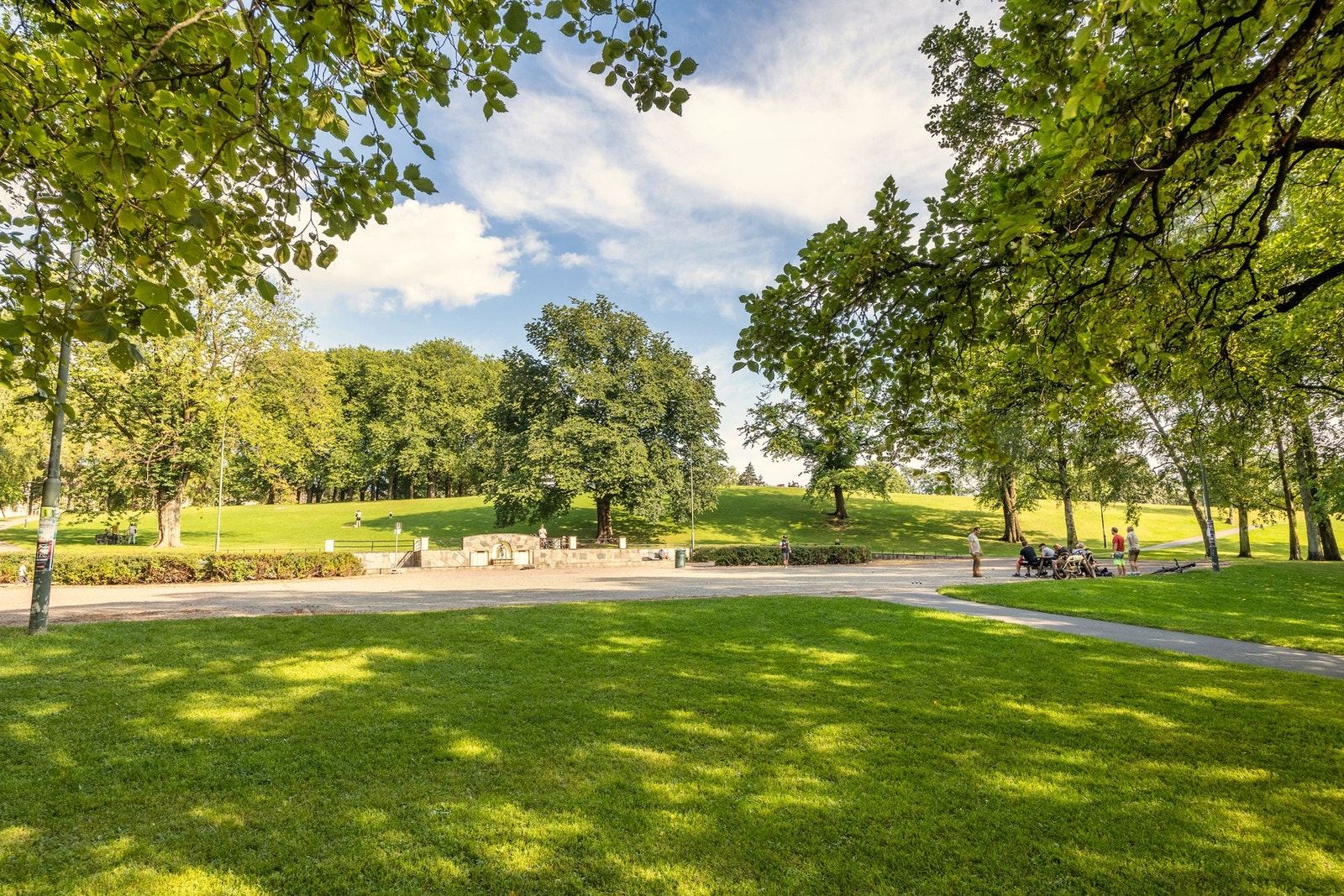 Idylliske Torshovparken har både sandvolleyballbane og basketballbane. Galleribilde