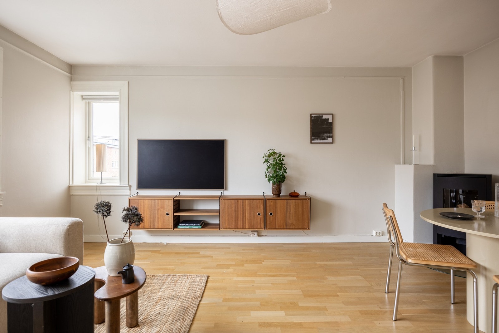 Lys, luftig 2-roms selveierleilighet med peis og utsikt mot Torshovparken. Galleribilde