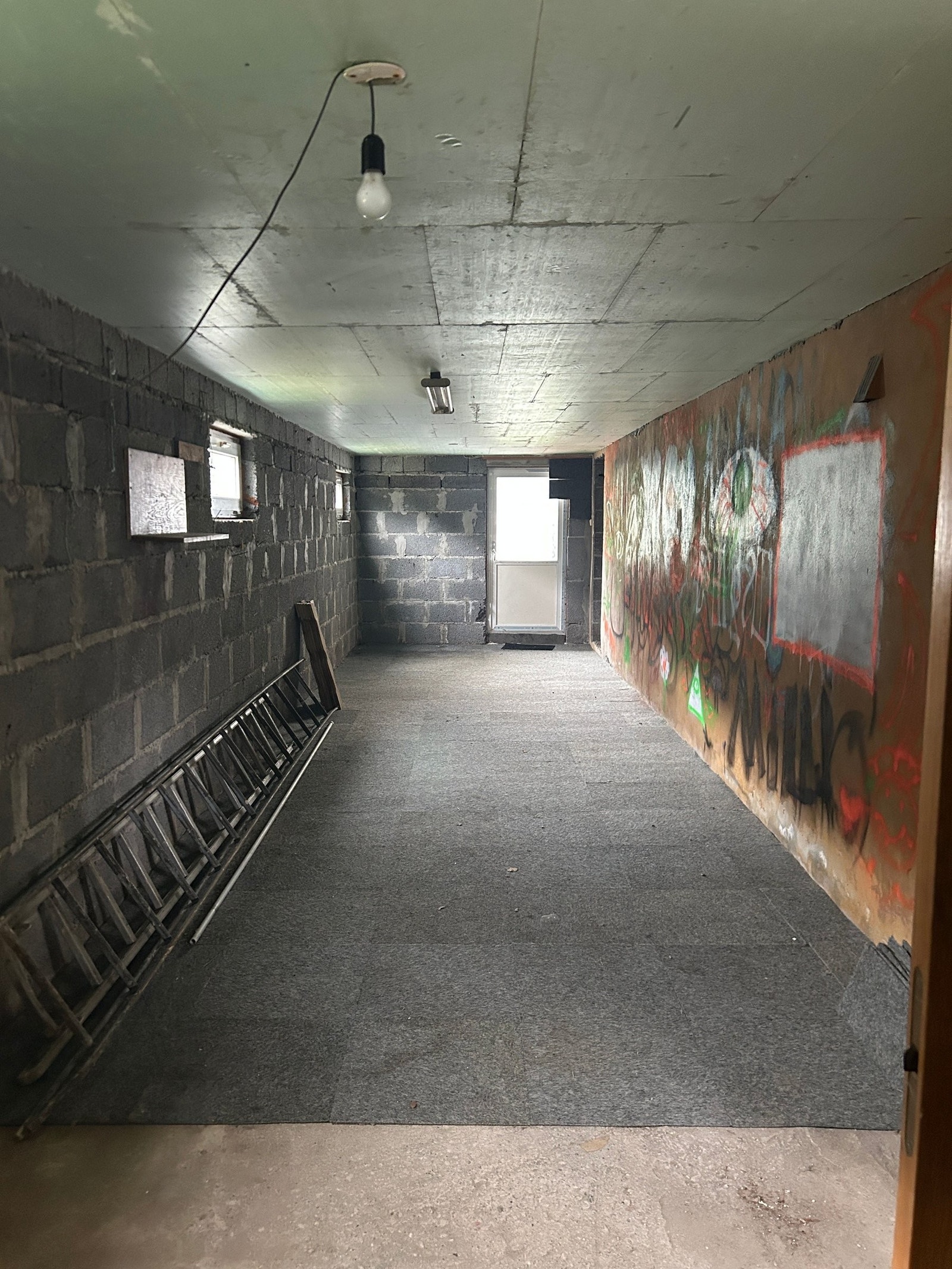 Stort rom bak garasje med eigen inngang Galleribilde