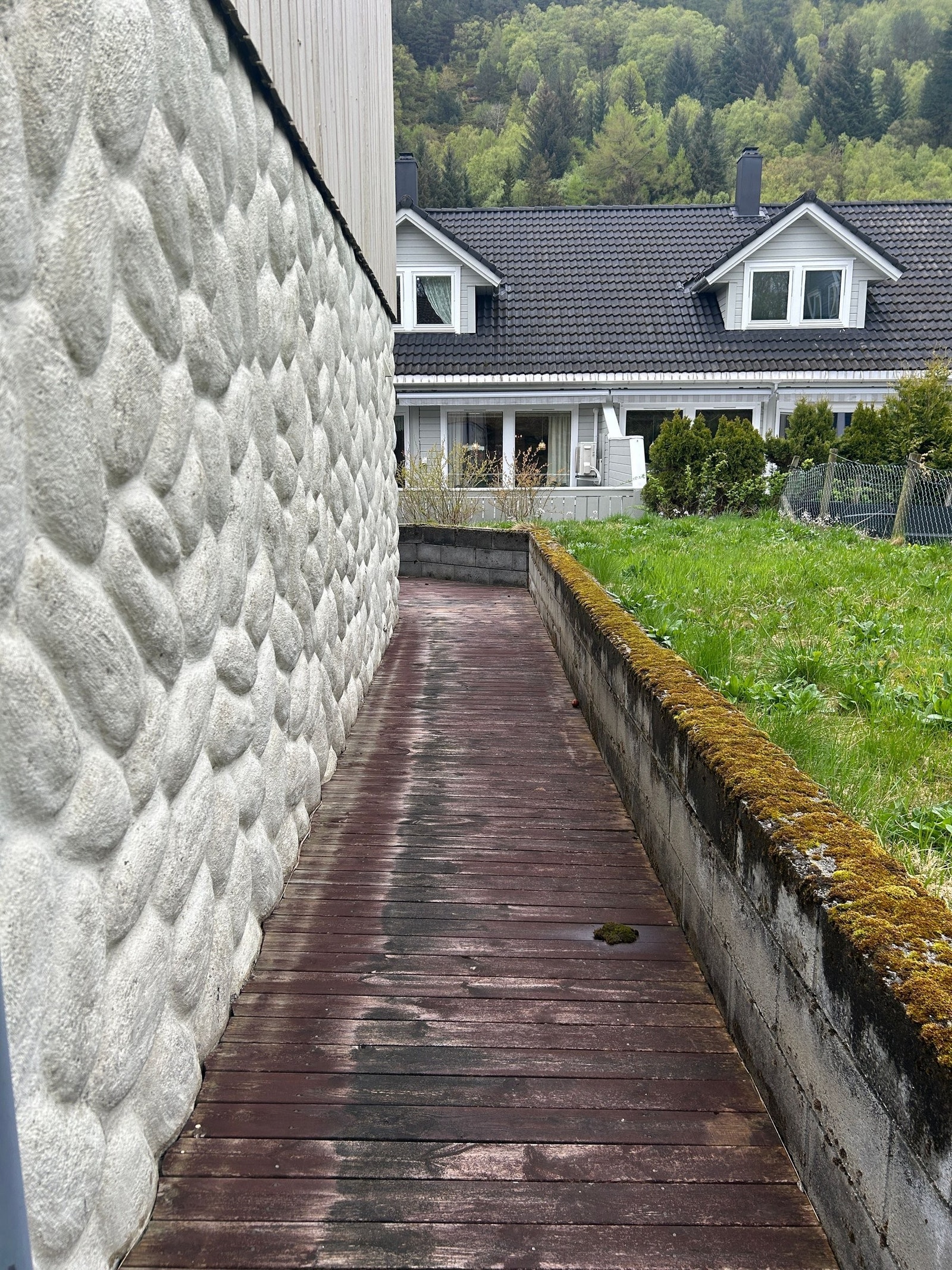 langs sida til bi inngang Galleribilde