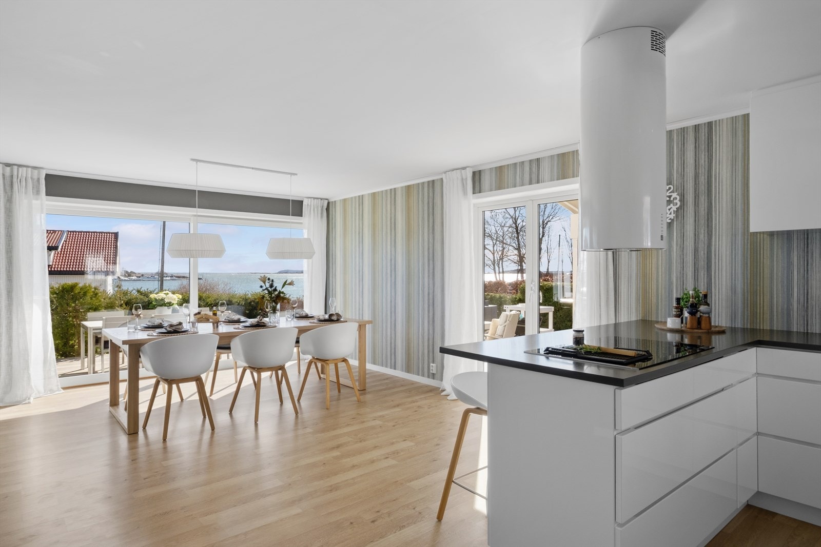 Fra stuen er det direkte utgang til boligens romslige uteområde - perfekt for å utvide oppholdsrommet utendørs på varme dager. Galleribilde
