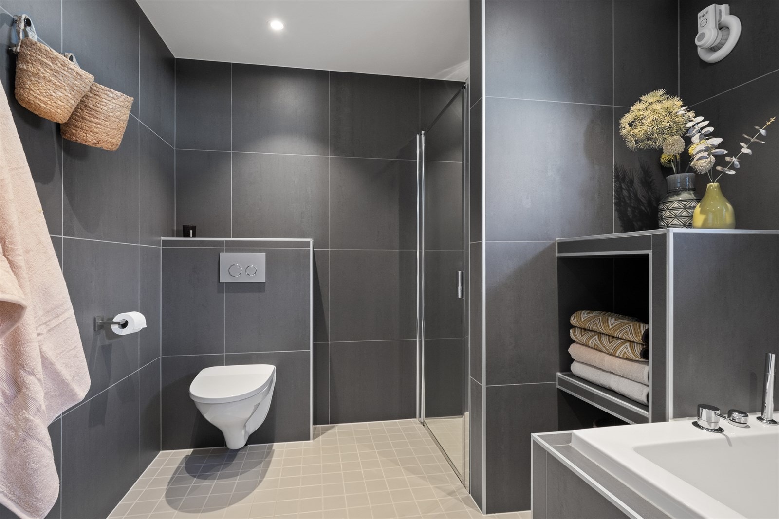 Boligen har et bad i hver etasje med hovedbadet i 1.etasje. Galleribilde