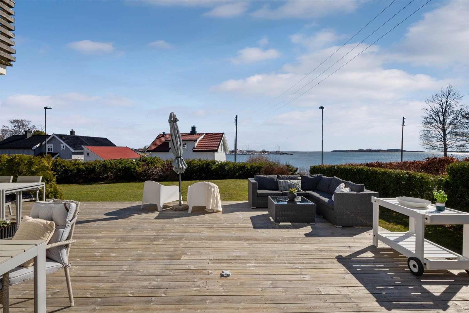 Uteområdet fremstår som en stor, gjennomført og innbydende oase med et generøst terrasseareal som gir rikelig plass til både avslapning og sosiale sammenkomster. Galleribilde