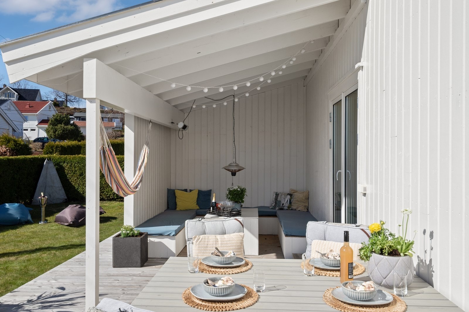 Den romslige terrassen blir et naturlig samlingspunkt på fine dager. Galleribilde