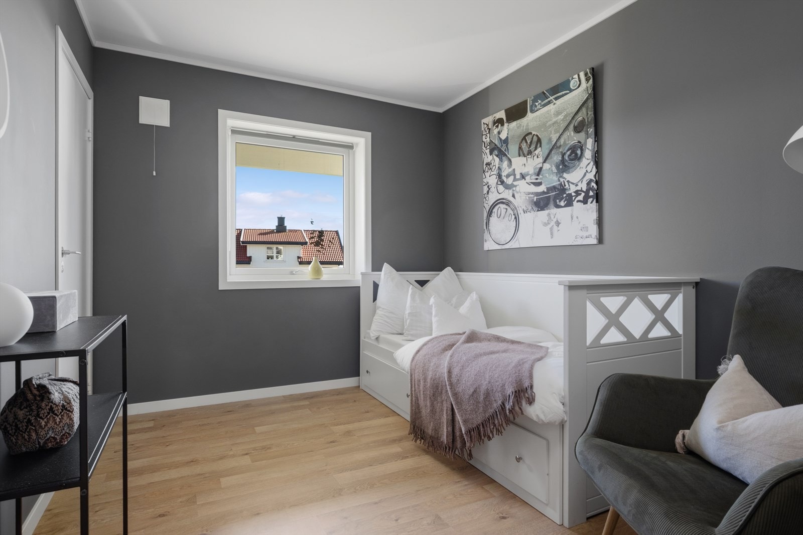 Boligen har en familievennlig løsning med hele 4 soverom, med et soverom i 1.etasje og tre soverom ligger samlet i 2.etasje. Galleribilde