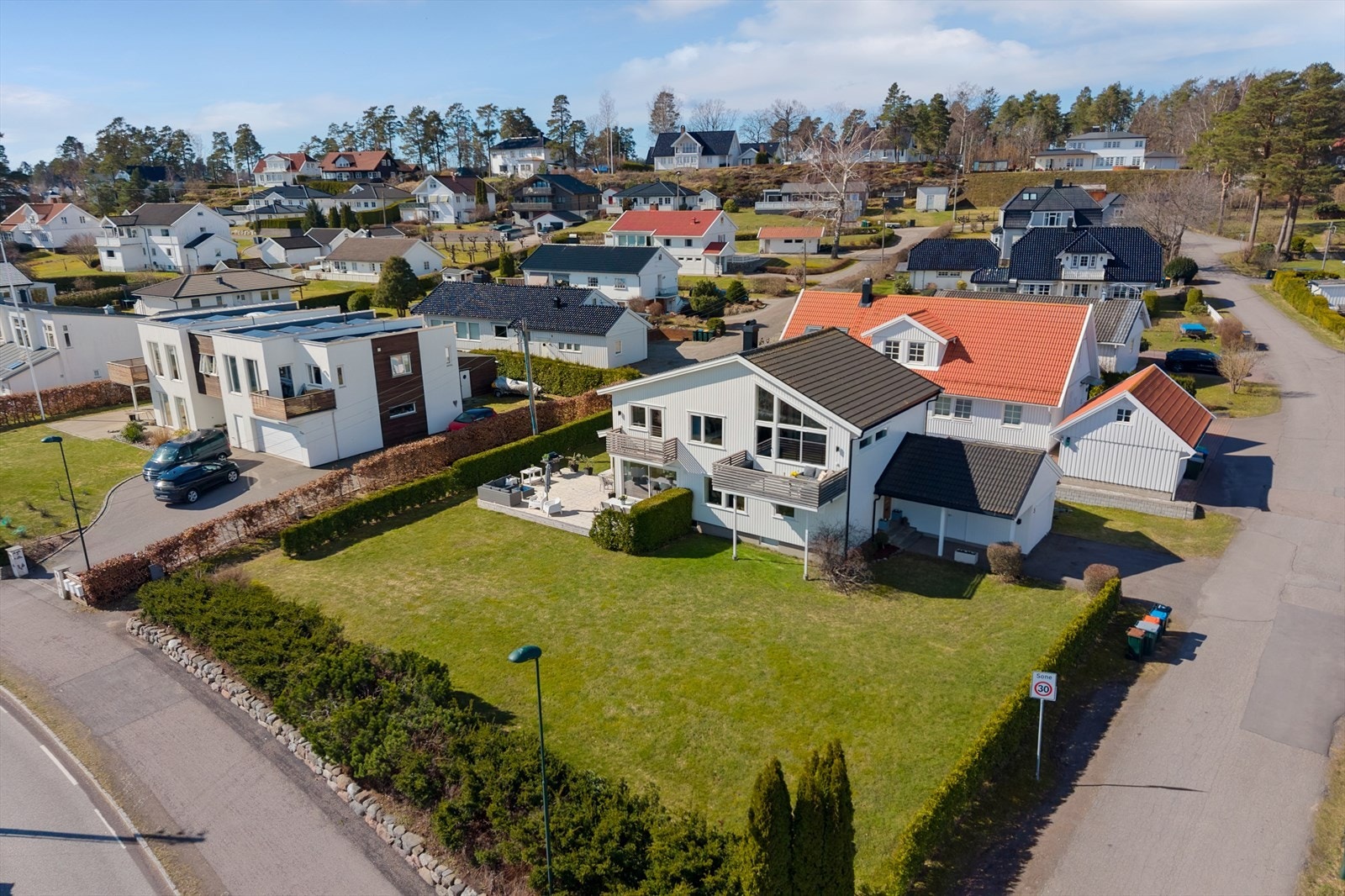 Eiendommen har en meget attraktiv plassering i et etablert og rolig boligområde med hovedsakelig eneboligbebyggelse. Galleribilde