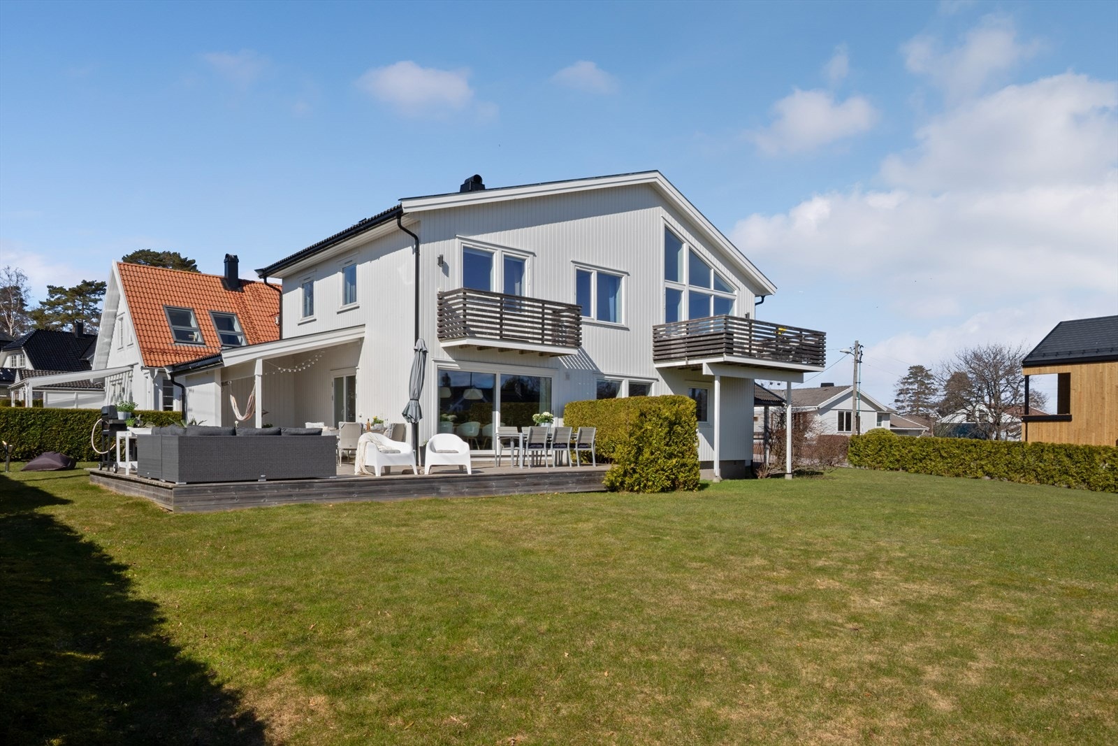 Her er det gode muligheter for å nyte morgenkaffen ved vannkanten eller lange sommerkvelder Galleribilde