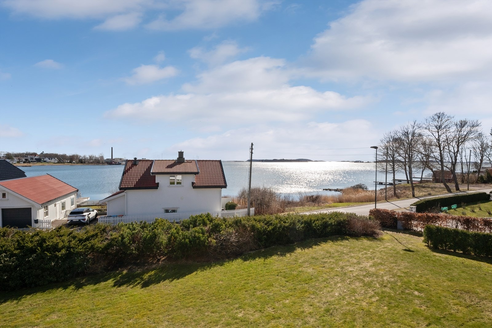 Tomten fremstår hovedsakelig flat og lett tilgjengelig, med store gressarealer som gir rikelig med plass til både lek, uteopphold og beplantning. Galleribilde