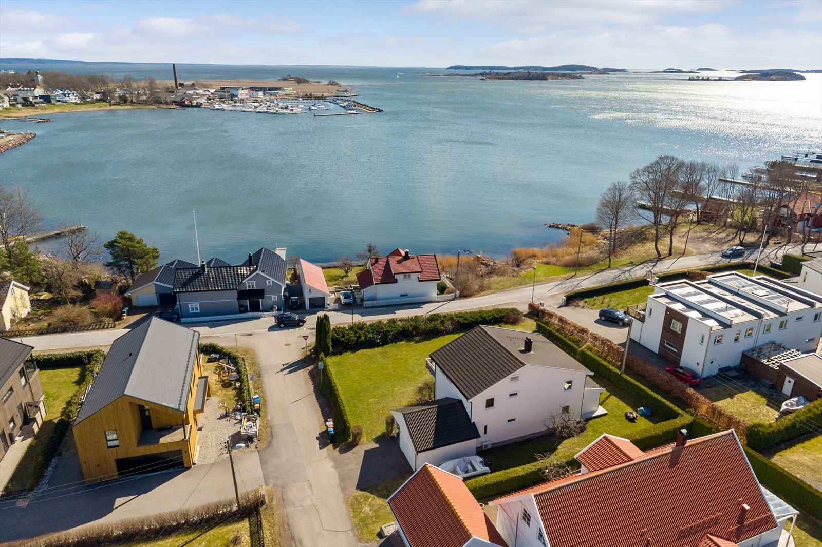Området fremstår velholdt og familievennlig, med lite trafikk og gode naboforhold. Samtidig er det kort vei til servicefunksjoner, skoler og øvrige fasiliteter i nærområdet. Galleribilde