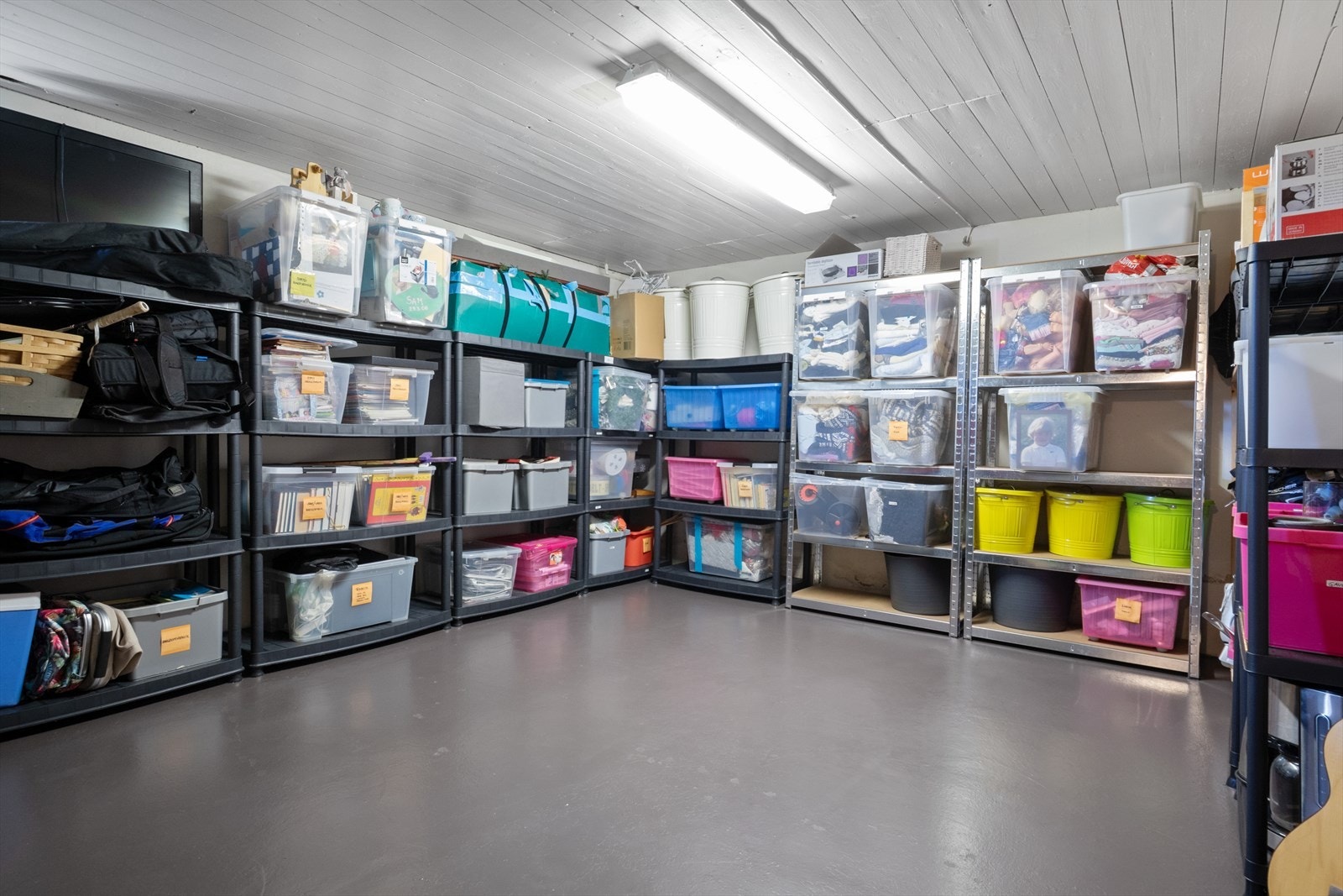 Boligen har mye bod og lagringsplass i kjelleren, noe som gir deg muligheten til å holde hjemmet ryddig og organisert. Perfekt for oppbevaring av sesongvarer og annet utstyr. Galleribilde