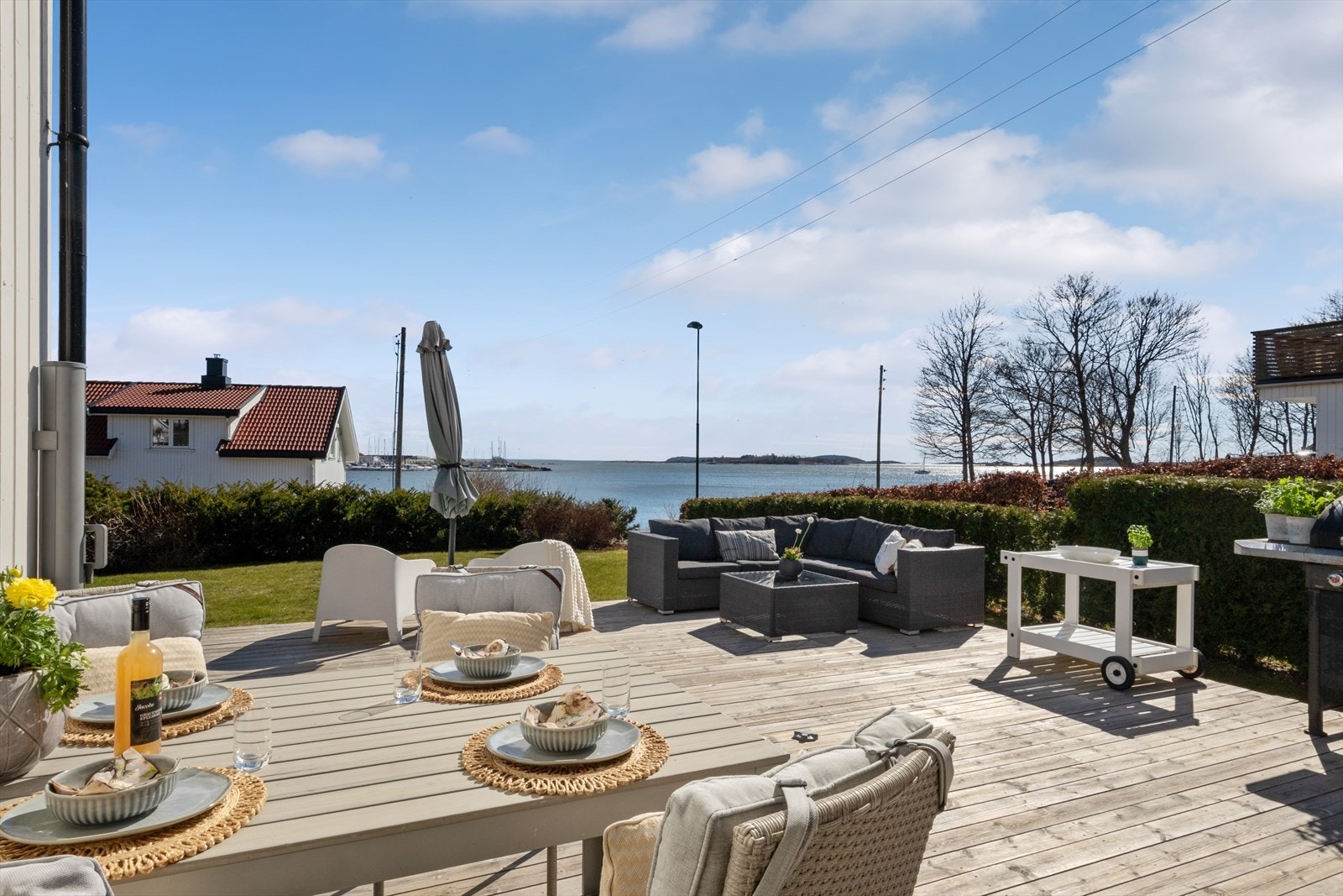 Uteområdet byr på flotte oppholdsplasser og en fantastisk utsikt mot vannet. Galleribilde