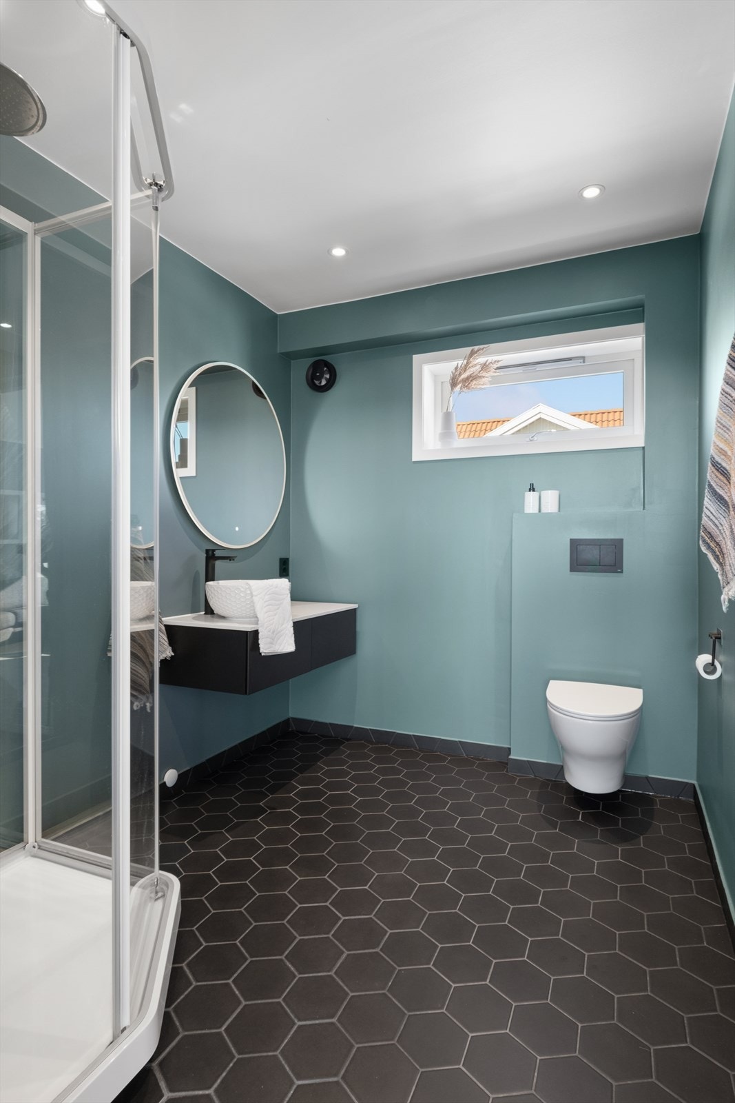 Badet i 2.etasje fremstår moderne og stilrent med delikate fargetoner og helhetlig design. Galleribilde