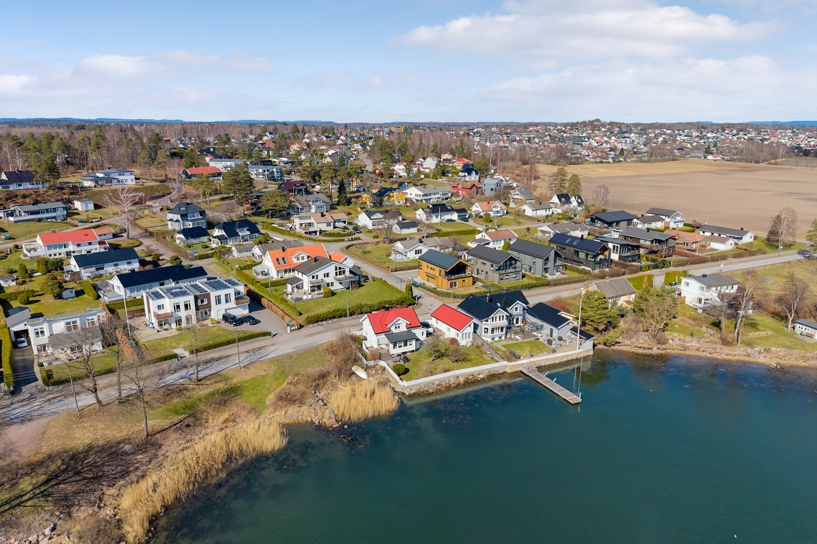 Det er også kort vei til en rekke fine turområder, blant annet ved Bekketjønnmyra, Søndre Slagen kirke og Essoskogen. Det er flere lokale gress- og grusbaner i området og Slagenhallen ligger ved Presterød ungdomsskole. Galleribilde