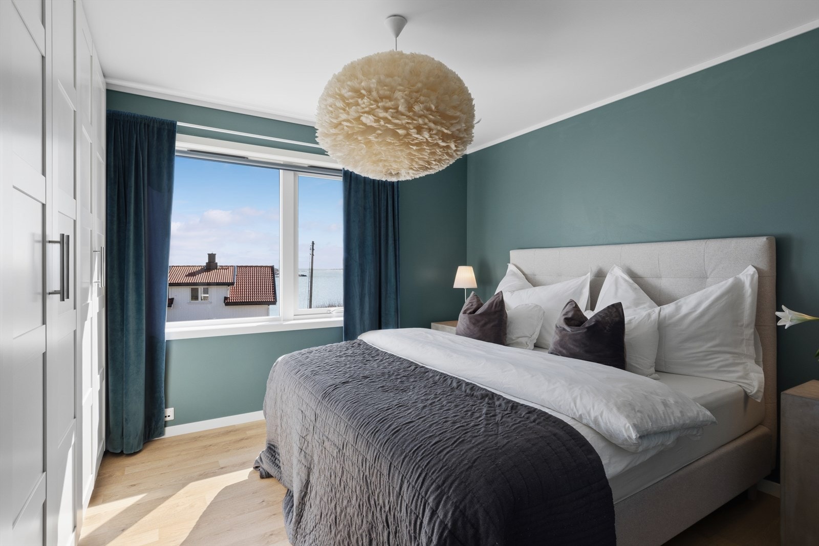 Hovedsoverommet har god plass til dobbeltseng med tilhørende nattbord og garderobe. Galleribilde