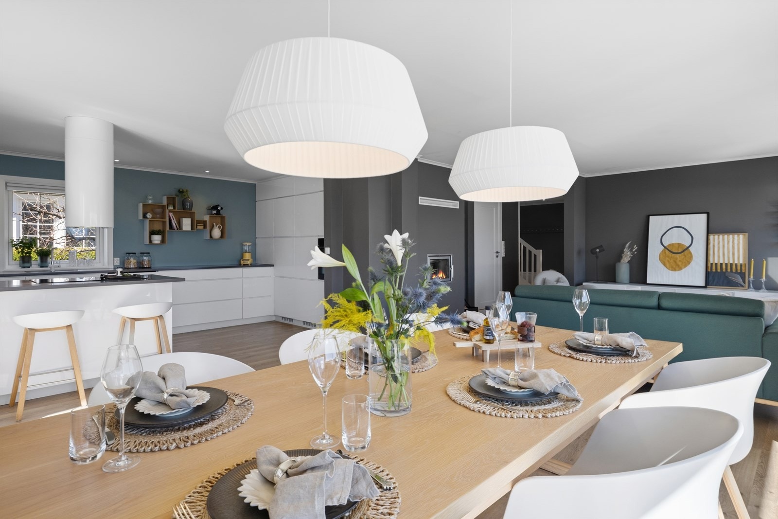 Delikat kjøkkeninnredning med slette, hvite fronter og benkeplate av laminat. Galleribilde