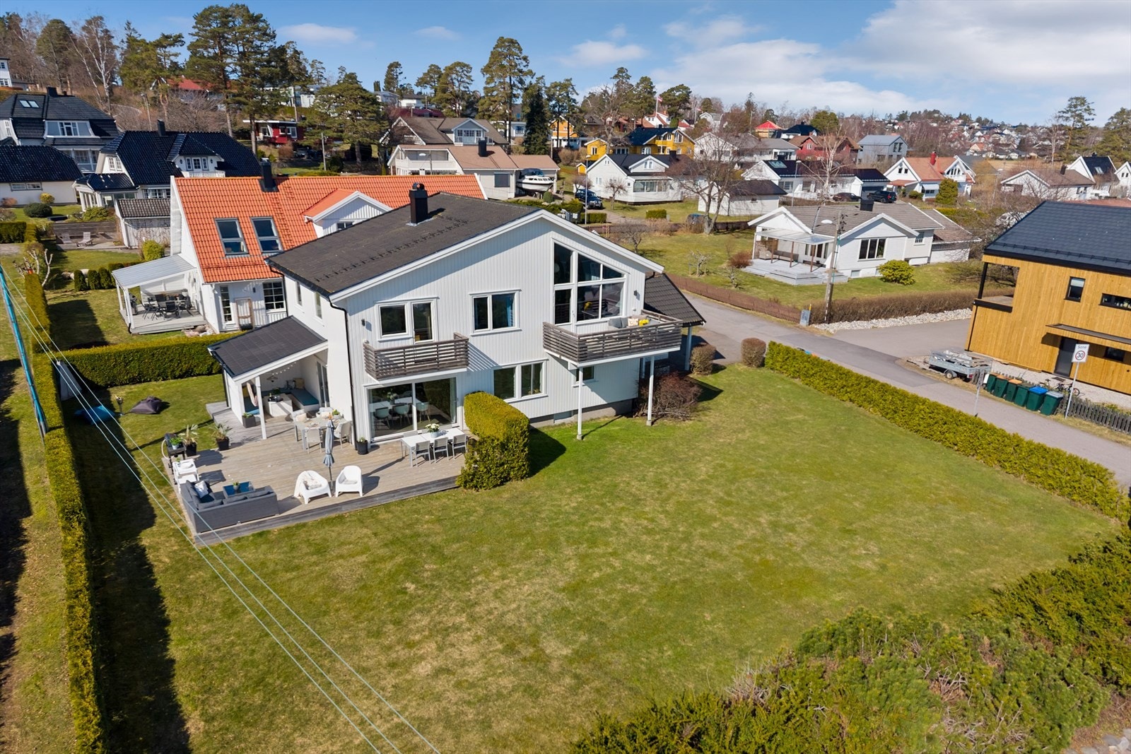 Eksklusiv familiebolig med attraktiv beliggenhet - Fantastiske uteområder - Herlig utsikt mot vannet - 4 sov - Garasje! Galleribilde
