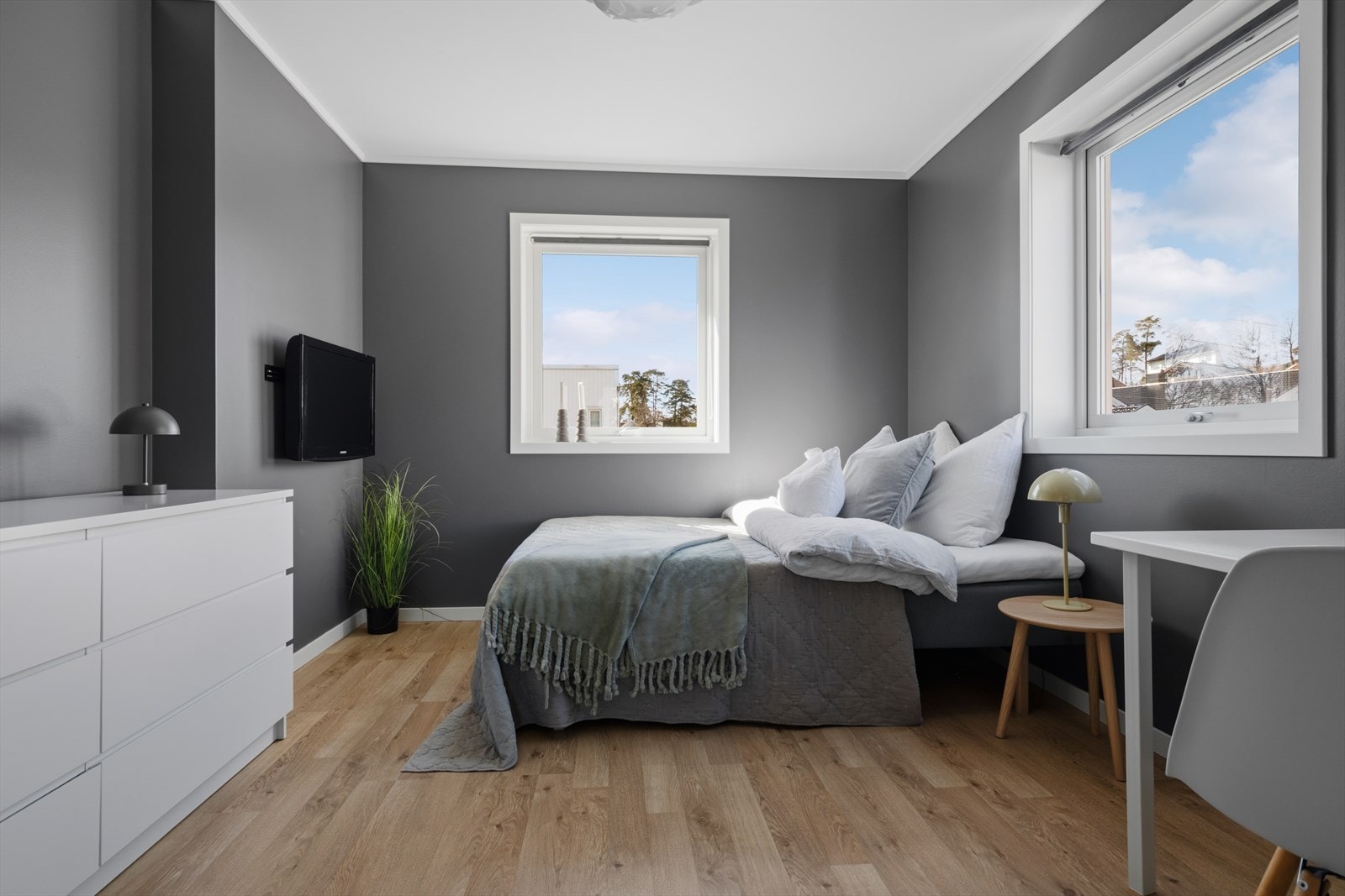 De andre soverommene, har gode lysforhold med plass til oppbevaringsløsning, god plass til seng og utstråler en behagelig atmosfære for avslapning og hvile. Galleribilde
